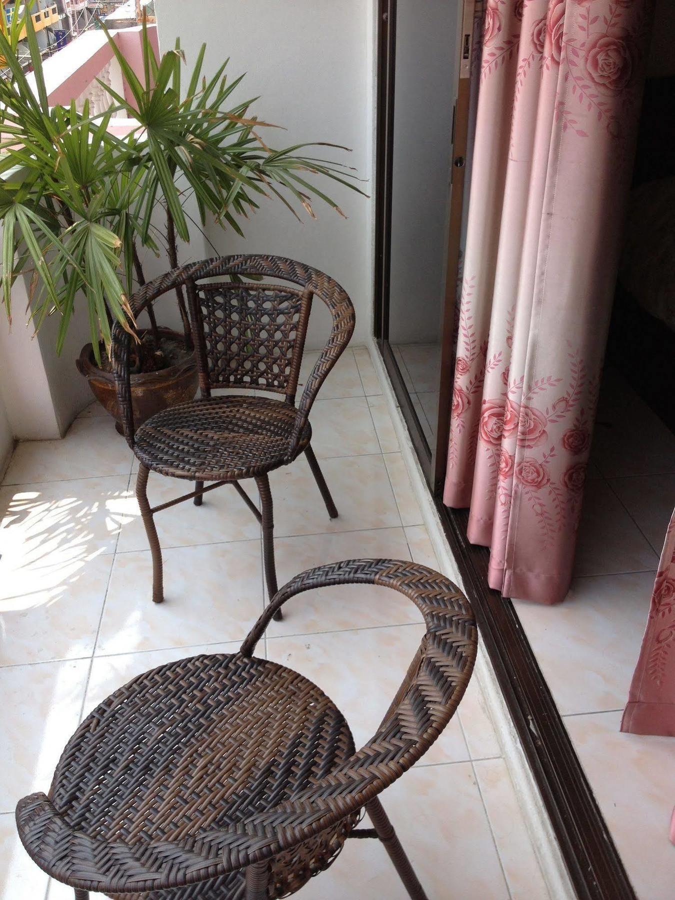 Artem'S Guesthouse Bãi biển Jomtien Ngoại thất bức ảnh