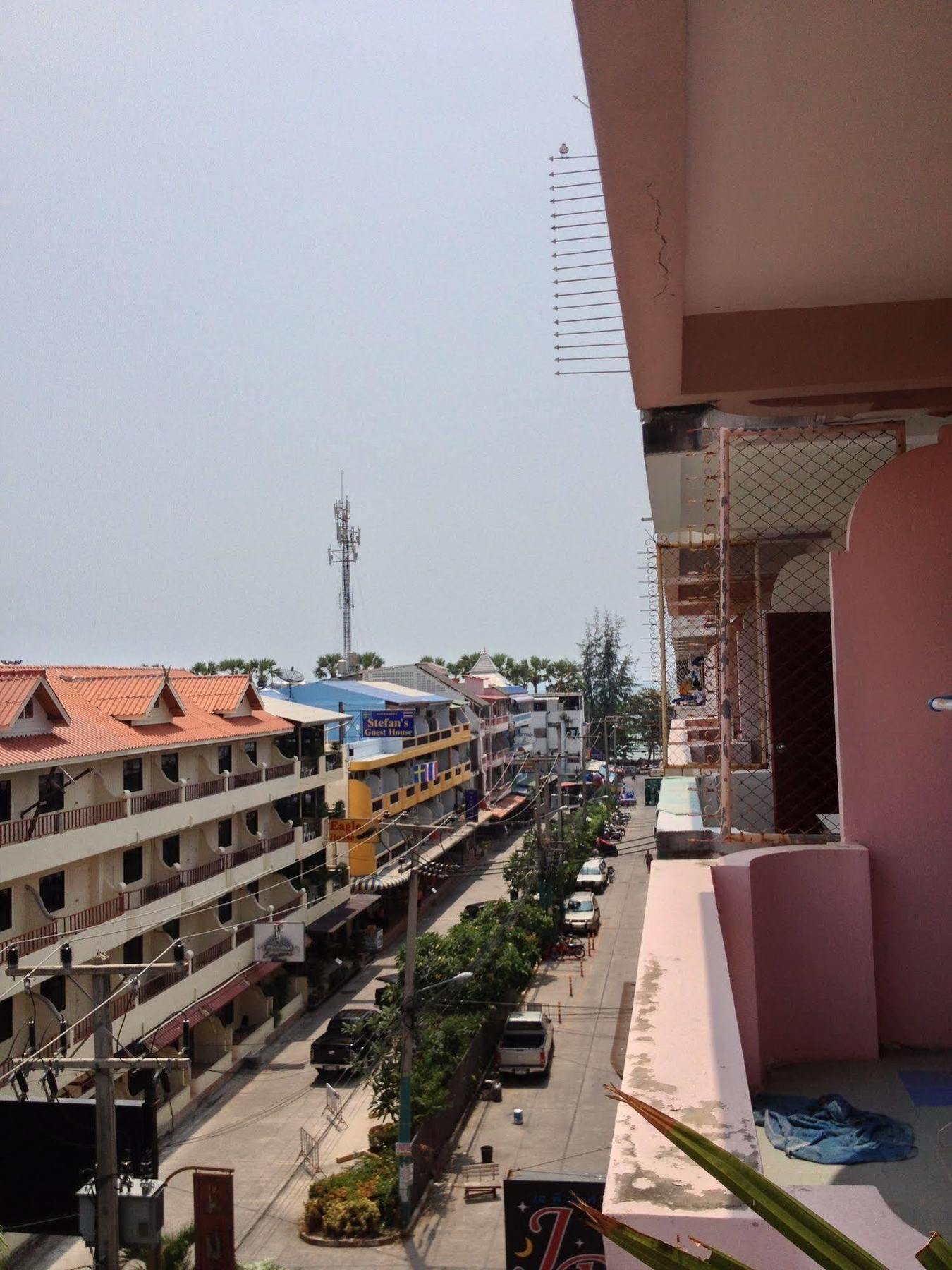 Artem'S Guesthouse Bãi biển Jomtien Ngoại thất bức ảnh