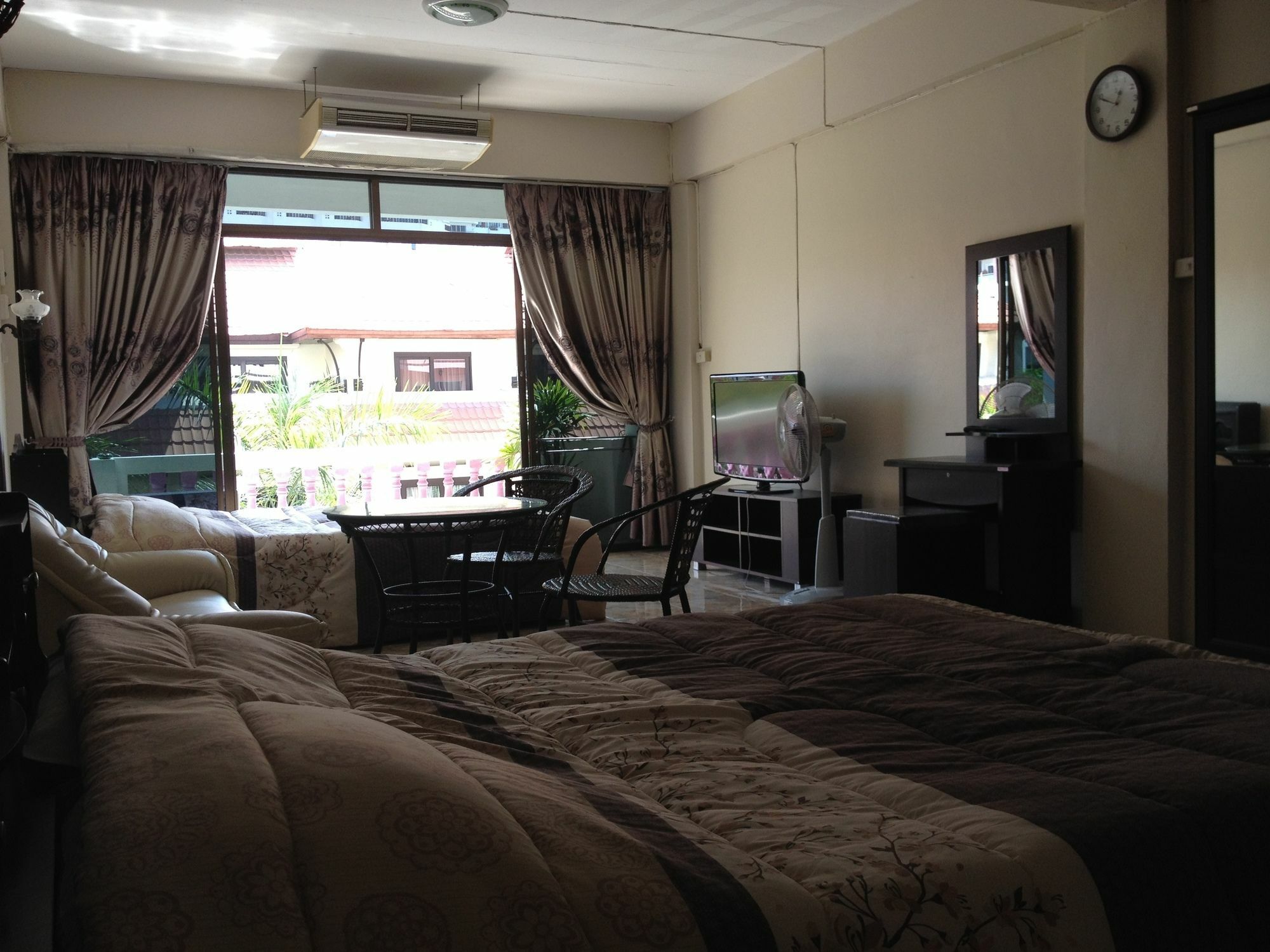 Artem'S Guesthouse Bãi biển Jomtien Ngoại thất bức ảnh