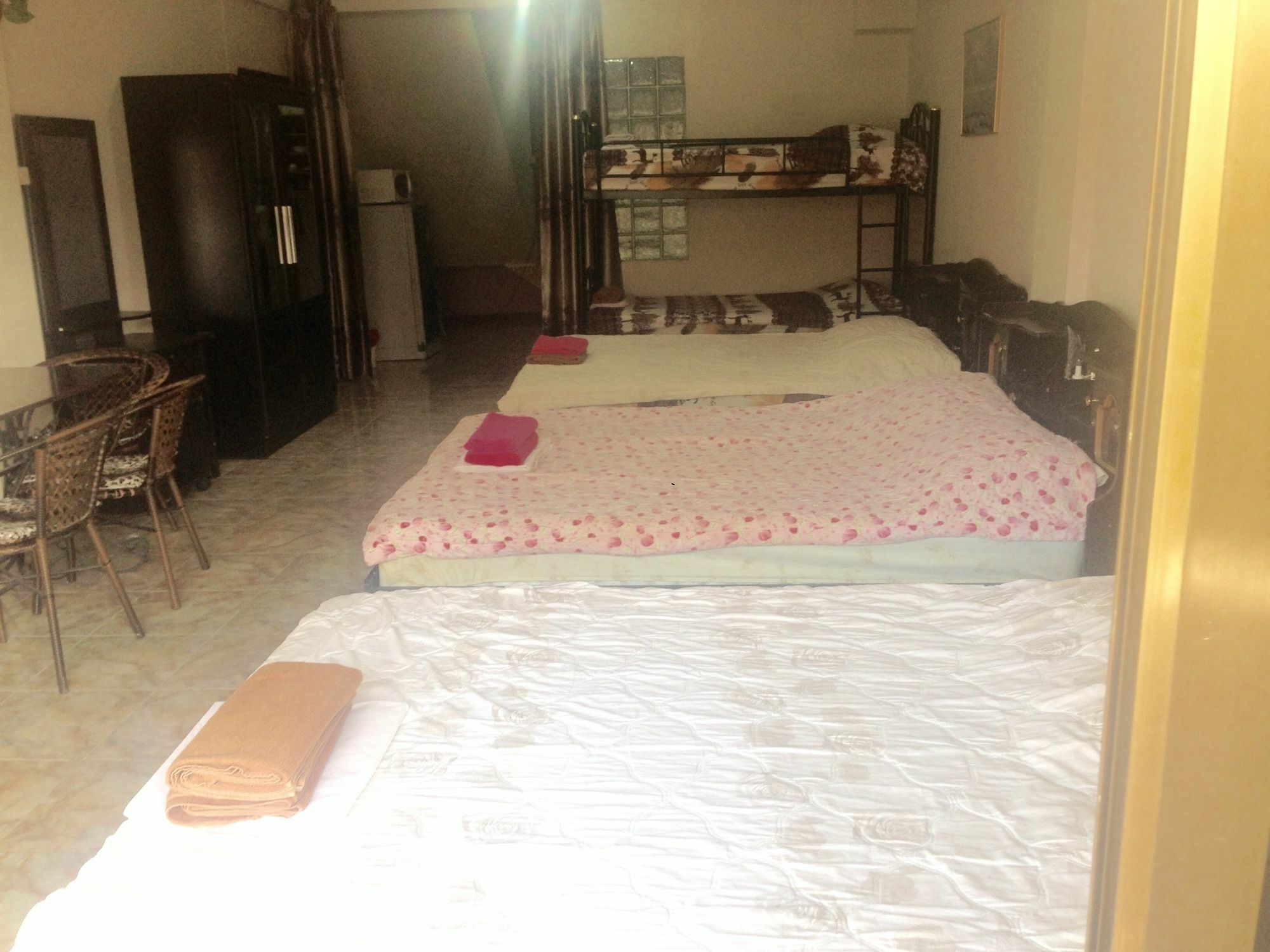 Artem'S Guesthouse Bãi biển Jomtien Ngoại thất bức ảnh