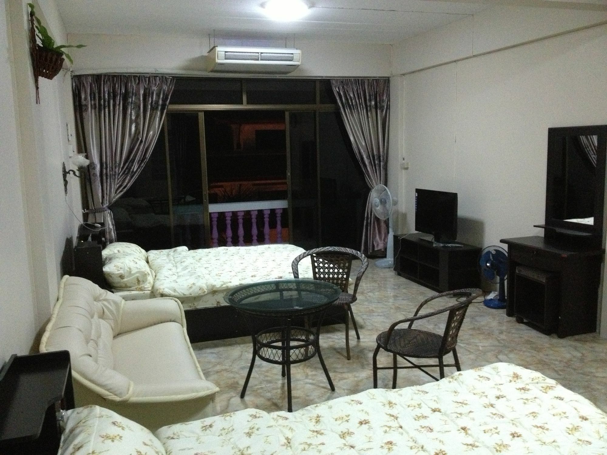 Artem'S Guesthouse Bãi biển Jomtien Ngoại thất bức ảnh